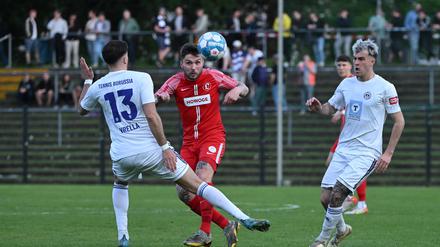 Christian Gawe (rotes Trikot) und der SV Lichtenberg 47 wissen noch nicht, in welcher Liga sie nächste Saison spielen.