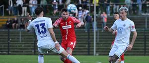 Christian Gawe (rotes Trikot) und der SV Lichtenberg 47 wissen noch nicht, in welcher Liga sie nächste Saison spielen.