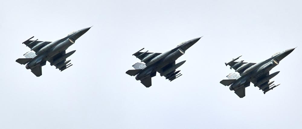 Kampfjets vom Typ F16 aus den USA fliegen in Formation kurz vor deren Landung auf dem Fliegerhorst im schleswig-holsteinischen Jagel.