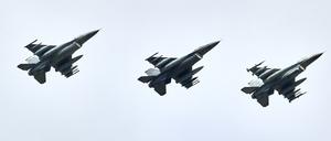 Kampfjets vom Typ F16 aus den USA fliegen in Formation kurz vor deren Landung auf dem Fliegerhorst im schleswig-holsteinischen Jagel. 