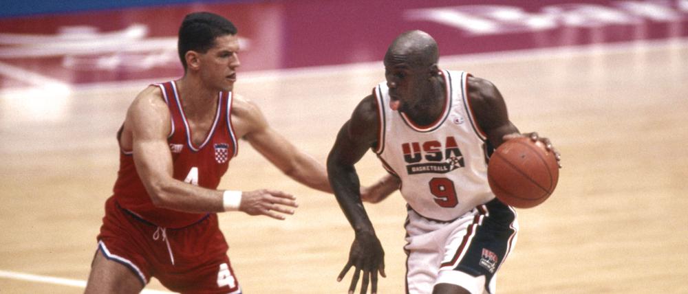 Drazen Petrovic im Duell mit Michael Jordan.