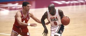 Drazen Petrovic im Duell mit Michael Jordan.