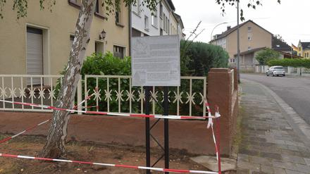 Gedenktafel für den bei einem Brandanschlag getöteten Samuel Kofi Yeboah in Saarlouis (Archivbild).