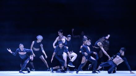 Zeitgenössischer Volkstanz. „Carcaça“, ein Stück des portugiesischen Choreografen Marco da Silva Ferreira.