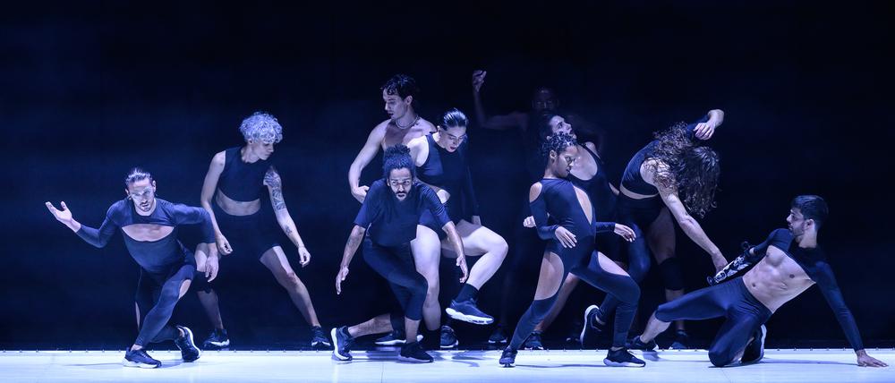 Zeitgenössischer Volkstanz. „Carcaça“, ein Stück des portugiesischen Choreografen Marco da Silva Ferreira.