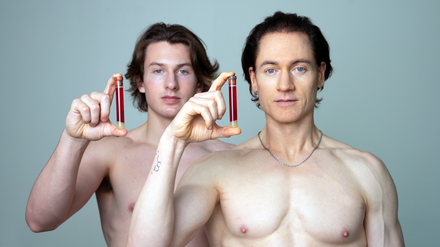 Der umstrittene Unternehmer Bryan Johnson (rechts) experimentierte mit Blutplasmaspenden seines Sohnes (links).