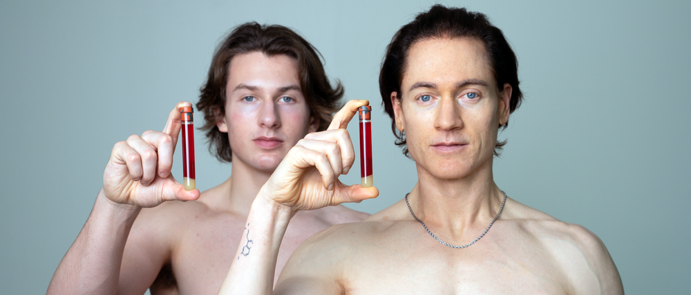 Bryan Johnson (rechts) und sein Sohn, von dem er sich Blutplasma spenden ließ