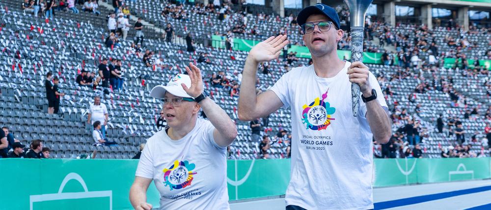 Bereits beim DFB-Pokalfinale liefen einige Sportlerinnen und Sportler ins Olympiastadion ein.