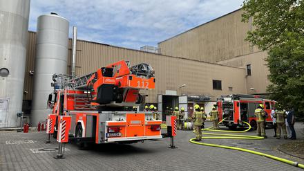 Feuerwehrkräfte beim Einsatz bei dem Lebensmittelhersteller.
