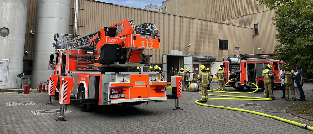 Feuerwehrkräfte beim Einsatz bei dem Lebensmittelhersteller.