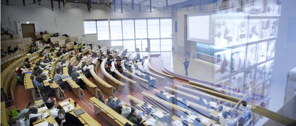 Audimax mit Studenten an der Technischen Universitaet in Ilmenau.