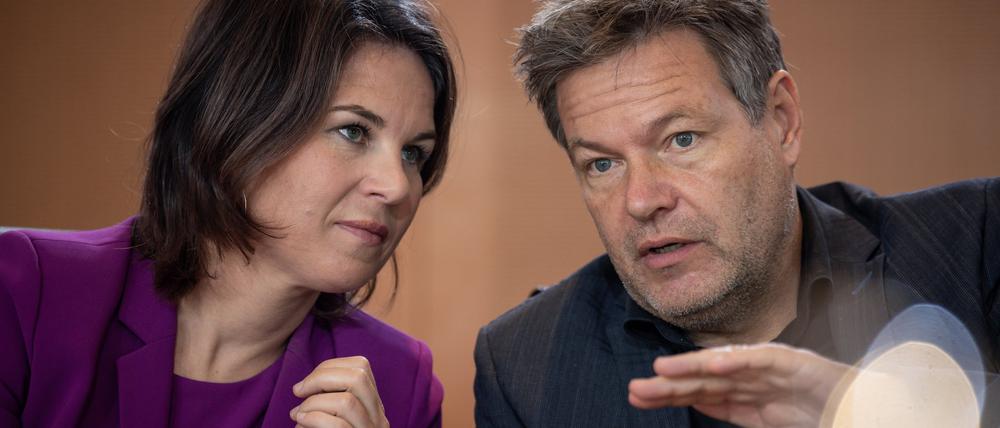Annalena Baerbock (Bündnis90/Die Grünen), Außenministerin, spricht mit Robert Habeck (Bündnis 90/Die Grünen), Bundesminister für Wirtschaft und Klimaschutz, vor Beginn der Sitzung des Bundeskabinetts im Kanzleramt (Symbolbild).