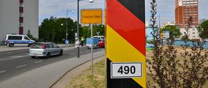 Über die Grenze. Unter menschenunwürdigen Bedingungen haben Schleuser türkische und syrische Staatsangehörige von der Türkei aus nach Rumänien und Deutschland gebracht.