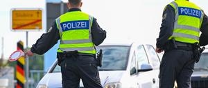 Beamte der Bundespolizei stehen am deutsch-polnischen Grenzübergang Stadtbrücke in Frankfurt (Oder).