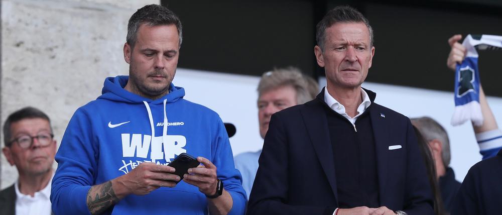 Nachricht von der DFL? Herthas Präsident Kay Bernstein (links) und Geschäftsführer Thomas Herrich warten auf die Lizenz für die Zweite Liga. 