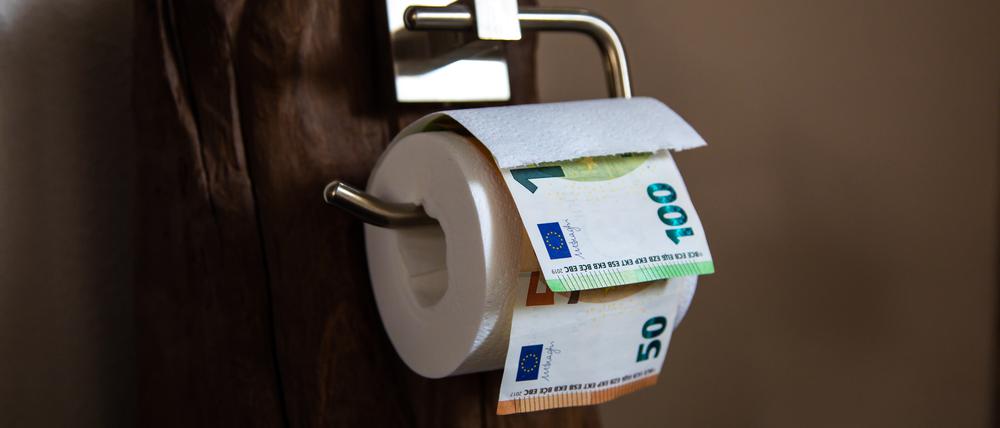 Mit Geld als Klopapier kann man sich den Arsch abwischen. Besser noch wäre, die Ausscheidungen als Dünger zu verwenden.