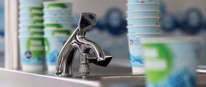 Das Trinkwasser in Potsdam soll nächstes Jahr noch teurer werden. Im Vergleich mit anderen Landeshauptstädten in Ostdeutschland steht die Stadt bei den Wohnnebenkosten ziemlich schlecht da.