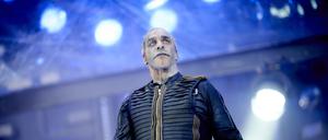 Till Lindemann, Sänger der Band Rammstein, auf der Bühne im Volksparkstadion bei einem Konzert der "Europa Stadion Tour 2022".