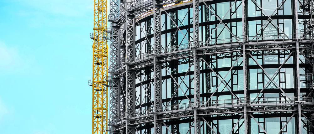 Das denkmalgeschützte Stahlgerüst des Gasometers in Schöneberg wurde mit Sandstrahltechnik vom Rost befreit. Die Arbeiten sind fast beendet.
