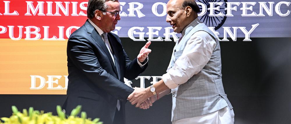 Boris Pistorius (l, SPD) begrüßt seinen  indischen Amtskollegen Rajnath Singh. 