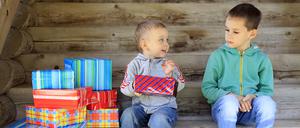 Bunte Boxen. Muss das andere Kind jetzt auch mit einem Geschenk getröstet werden?  Oder reicht es, den Frust zu begleiten?