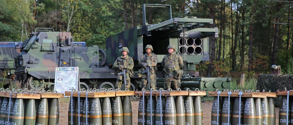 Munition für die Panzerhaubitze 2000, die auch an die Ukraine geliefert wurde, wird von der Firma Rheinmetall in der Lüneburger Heide produziert.
