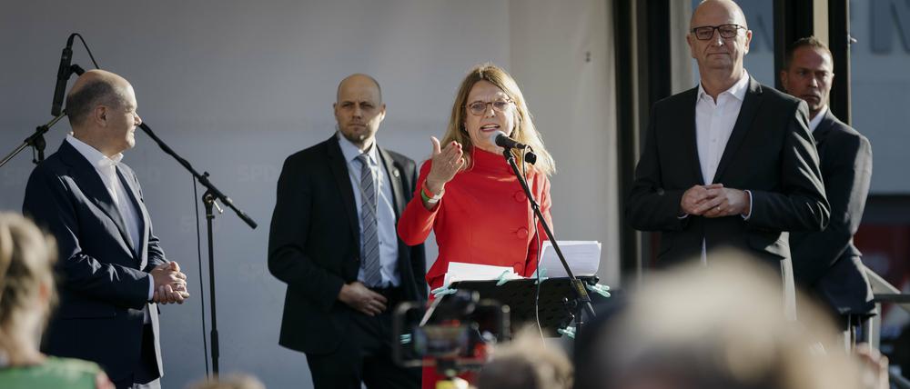 SPD-Bürgermeisterkandidatin Cornelia Nietsch-Hach mit Ministerpräsident Dietmar Woidke (r.) und Bundeskanzler Olaf Scholz (l.).