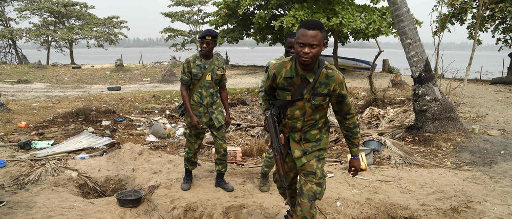 Soldaten retteten mehr als 20 Frauen und zwei Babys in einer illegalen Einrichtung im Südosten Nigerias.