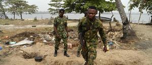 Soldaten retteten mehr als 20 Frauen und zwei Babys in einer illegalen Einrichtung im Südosten Nigerias.