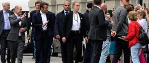 Auf dem Neuen Markt winken der Kanzler und der Präsident den Zaungästen zu. Auch Evelyn Haupt (r.) ist dabei.
