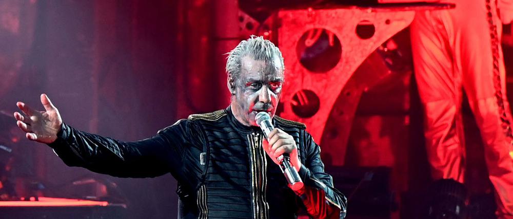 Till Lindemann, Frontsänger von Rammstein, steht während eines Deutschland-Konzerts auf der Bühne.