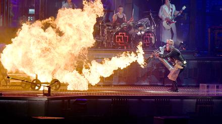 Rammstein Frontsänger Till Lindemann bei einem Konzert im Jahr 2022 in Aktion mit einem Flammenwerfer.