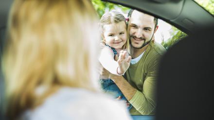 Bye, bye. Wenn Mutter und Vater nicht beisammenleben, müssen die Kinder sich an häufige Wechsel gewöhnen. 