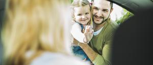 Bye, bye. Wenn Mutter und Vater nicht beisammenleben, müssen die Kinder sich an häufige Wechsel gewöhnen. 