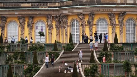 Touristen am Schloss Sanssouci in Potsdam.