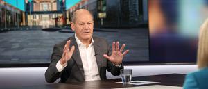 Bundeskanzler Olaf Scholz (SPD) spricht während der Sendung „RTL Direkt Spezial“. 