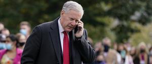 Gerade am Kooperieren? Mark Meadows, ehemaliger Stabschef im Weißen Haus, telefoniert auf dem Südrasen des Weißen Hauses.