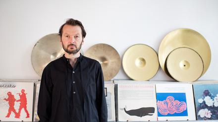 Der Künstler und Musiker Robert Lippok, geboren 1966 ins Ost-Berlin, ist für die Donnerstagsmusik am Minsk verantwortlich.