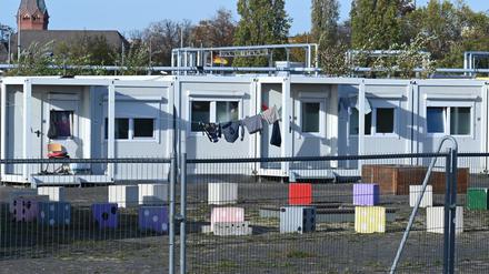 ARCHIV - 01.11.2022, Berlin: Die Container am Columbiadamm auf dem Tempelhofer Feld sind Unterkünfte für Geflüchtete. (zu dpa: Linke warnt vor «Gerechtigkeitsproblem» bei Flüchtlingsverteilung) Foto: Lena Lachnit/dpa +++ dpa-Bildfunk +++