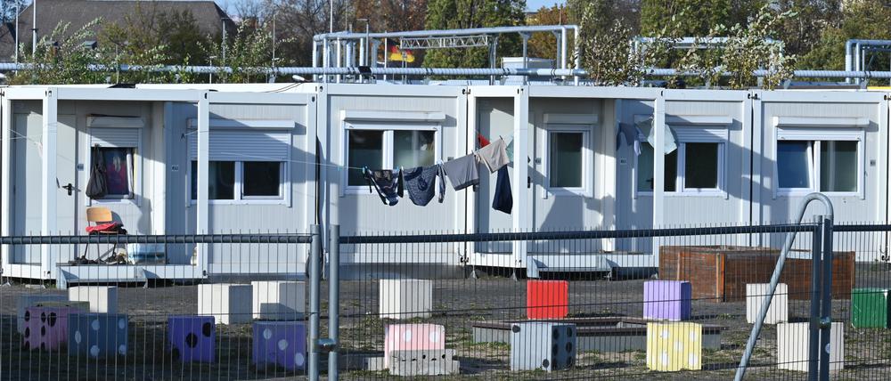 ARCHIV - 01.11.2022, Berlin: Die Container am Columbiadamm auf dem Tempelhofer Feld sind Unterkünfte für Geflüchtete. (zu dpa: Linke warnt vor «Gerechtigkeitsproblem» bei Flüchtlingsverteilung) Foto: Lena Lachnit/dpa +++ dpa-Bildfunk +++