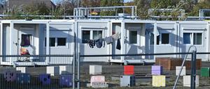 ARCHIV - 01.11.2022, Berlin: Die Container am Columbiadamm auf dem Tempelhofer Feld sind Unterkünfte für Geflüchtete. (zu dpa: Linke warnt vor «Gerechtigkeitsproblem» bei Flüchtlingsverteilung) Foto: Lena Lachnit/dpa +++ dpa-Bildfunk +++
