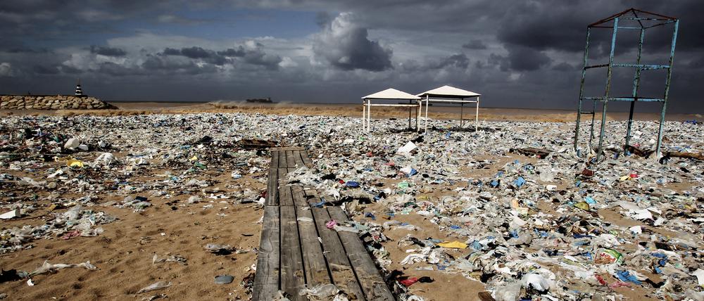 Angetriebener Plastikmüll am Mittelmeerstrand in Keserwan im Libanon. Nach Angaben der Umweltorganisation WWF landen pro Jahr 19 bis 23 Millionen Tonnen Plastikmüll in Seen, Flüssen und Meeren.