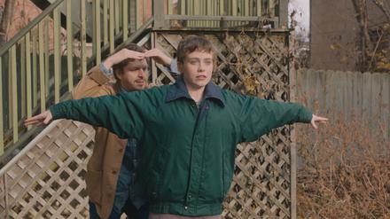 Mit Ritualen aus ihrer Kindheit versuchen Eric (Michael Cera) und Maggie (Sophia Lillis), wieder Kontakt zueinander zu finden.