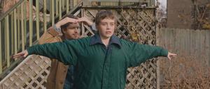 Mit Ritualen aus ihrer Kindheit versuchen Eric (Michael Cera) und Maggie (Sophia Lillis), wieder Kontakt zueinander zu finden.