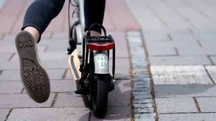 Eine Frau auf einem E-Scooter. (Symbolbild)