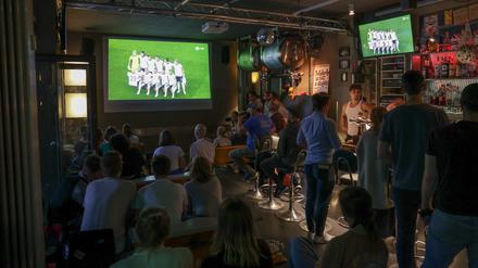 Blick in die FC Magnet Bar beim Public Viewing das EM-Halbfinalspiel Deutschland gegen Frankreich. Weltmeisterschaften im Sommer wurden auch in Berlin oft draußen verfolgt. 
