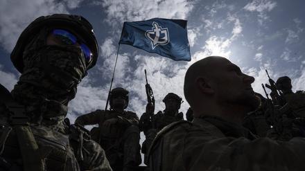 Kämpfer des Russischen Freiwilligenkorps stehen während einer Pressekonferenz unweit der Grenze.