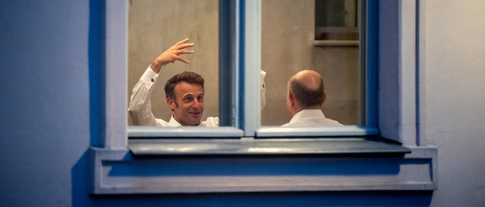 Angeregtes Gespräch zwischen Präsident Macron und Kanzler Scholz: Ein Abendessen für die deutsch-französische Freundschaft.
