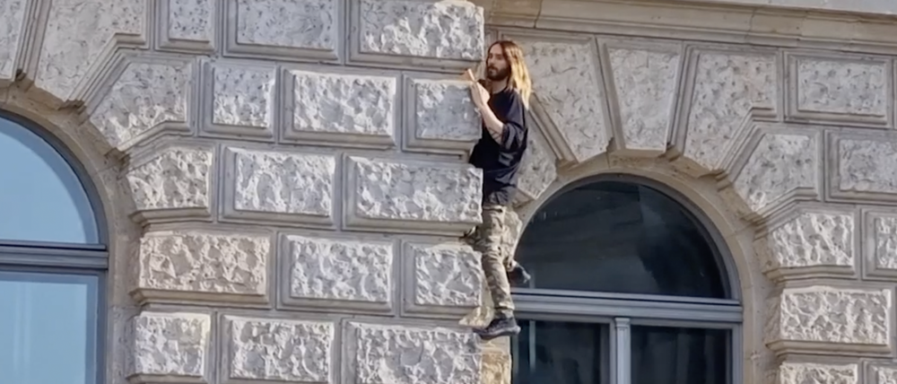 Jared Leto an der Hotelfassade