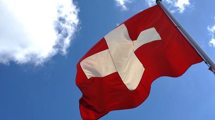 Die Schweizer Nationalflagge weht in Bern, Schweiz (Archivbild)